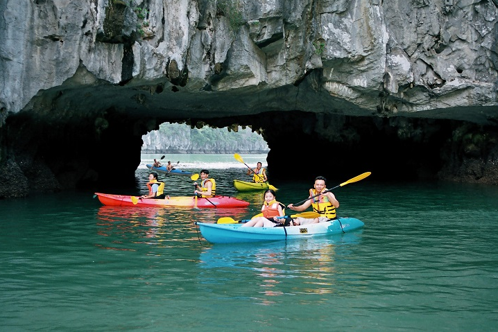 Take a kayak to visit Luon Cave